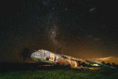 夜间，绿色草地上的棕色和白色太空船